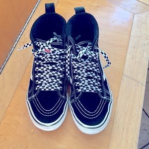 VANS SK8-HI MTE BLACK/TRUE WHITE WMNS mildly worn, checkerboard laces.
